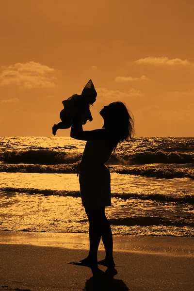 Silhouette de mère et bébé — Photo