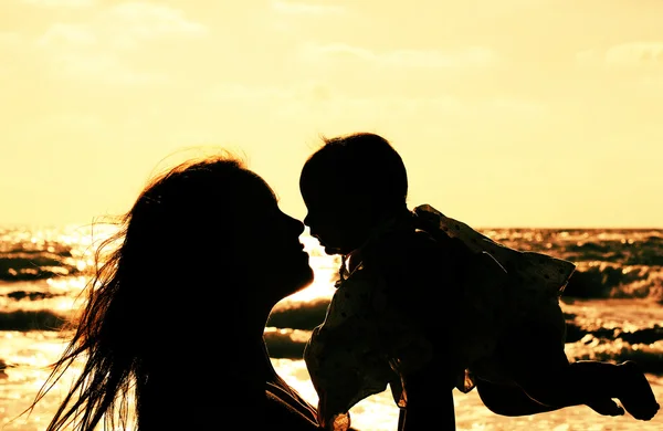 Silhouette von Mutter und Baby — Stockfoto