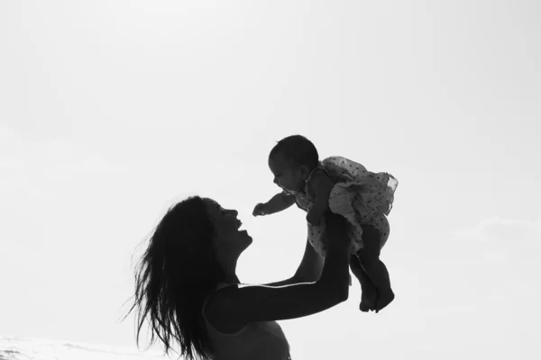 Silhueta de mãe e bebê — Fotografia de Stock