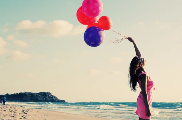 Mooie vrouw met kleurrijke ballonnen — Stockfoto