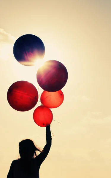 Vacker kvinna med färgglada ballonger — Stockfoto