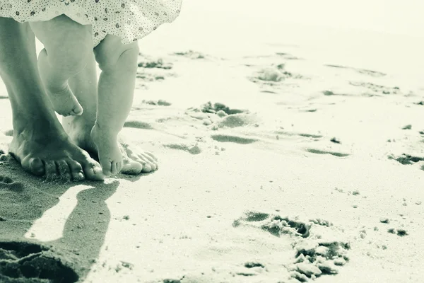 Moeder en baby voeten — Stockfoto