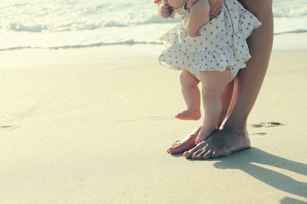 Anne ve bebek ayaklar — Stok fotoğraf