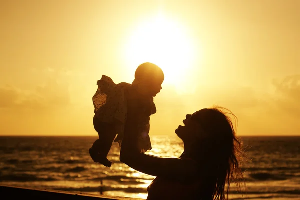 Silhueta de mãe e bebê — Fotografia de Stock