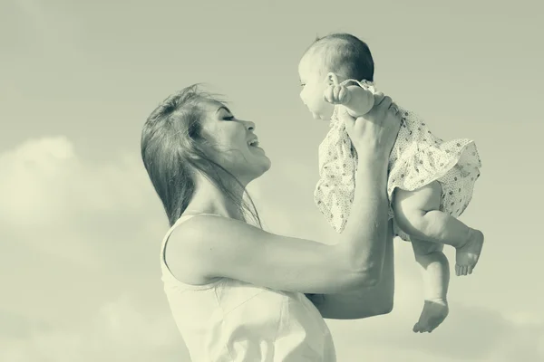 Joven madre con su bebé — Foto de Stock