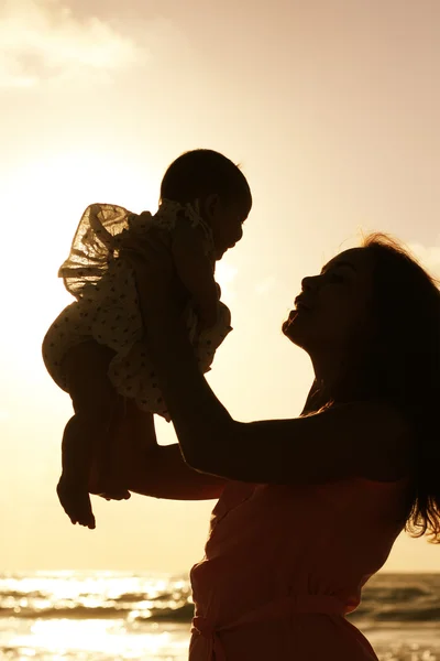 Silhouet van moeder en baby — Stockfoto