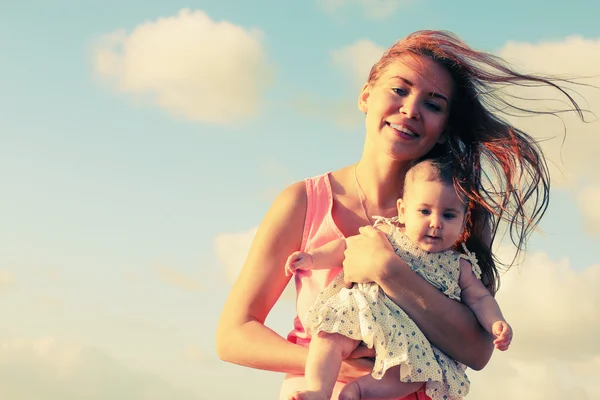 Glückliche liebende Mutter mit ihrem Baby — Stockfoto