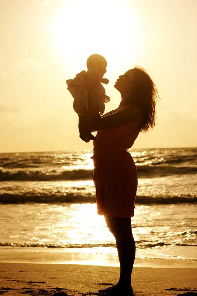 Silhouet van moeder en baby — Stockfoto