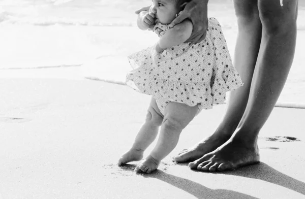 Mère et bébé pieds — Photo