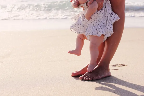 Moeder en baby voeten — Stockfoto