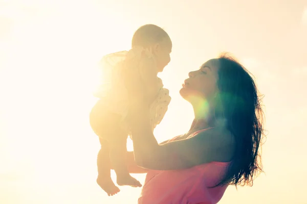 Mãe feliz com seu bebê — Fotografia de Stock