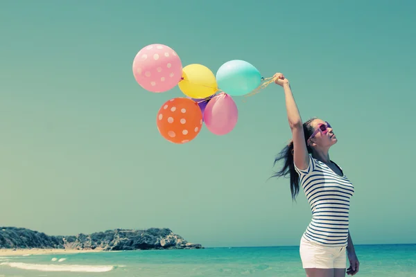 Mulher bonita com balões coloridos — Fotografia de Stock