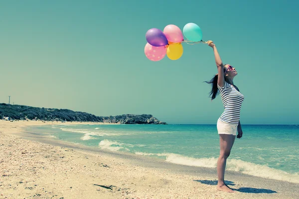 Vacker kvinna med färgglada ballonger — Stockfoto