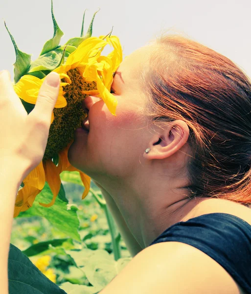 Joven hermosa mujer con girasol — Foto de Stock