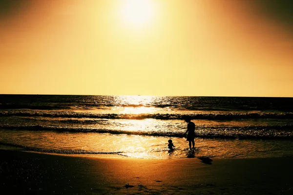 Ηλιοβασίλεμα στην παραλία θάλασσας — Φωτογραφία Αρχείου