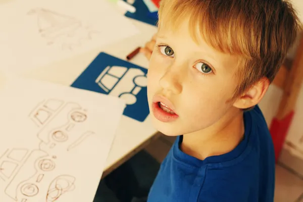 6 años de edad niño dibujo — Foto de Stock