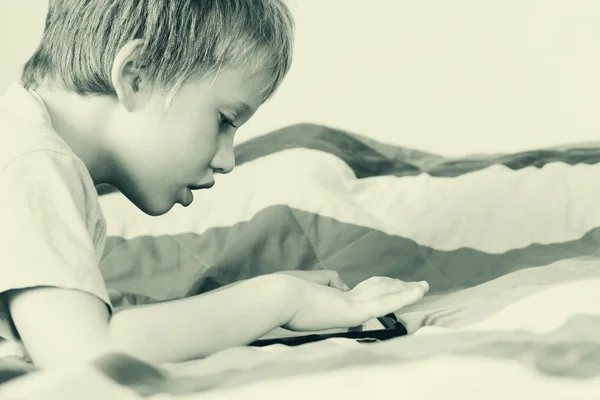 Schattige jongen met behulp van laptop — Stockfoto