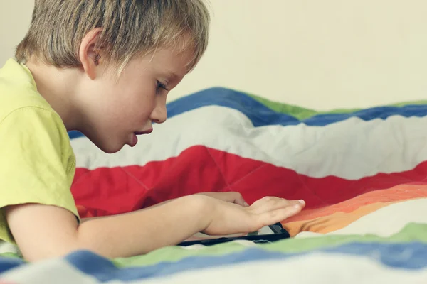 Netter Junge mit Laptop — Stockfoto