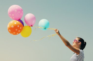 renkli balonlar ile güzel bir kadın