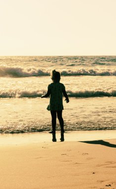 Sahilde küçük kız