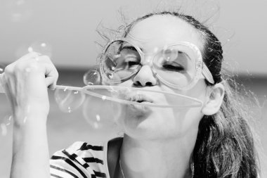 güzel kız blowing Bubbles