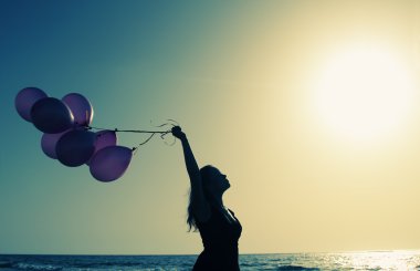 renkli balonları dışında güzel bir kadın