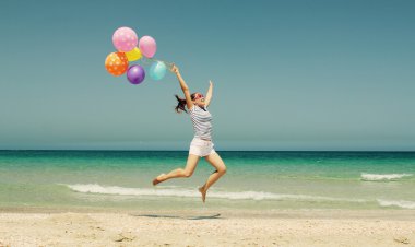 renkli balonlar ile güzel bir kadın