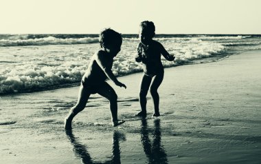Kumsalda oynarken iki mutlu çocuk