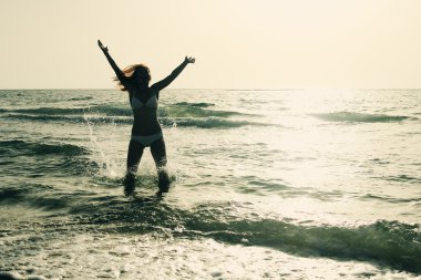 dışarıda mutlu güzel kadın