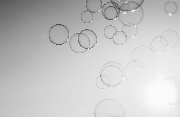 Såpbubblor som svävar i luften — Stockfoto