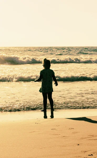 Petite fille sur la plage — Photo