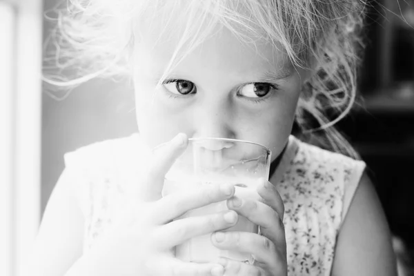 लहान मुलगी दूध पिण्याचे — स्टॉक फोटो, इमेज