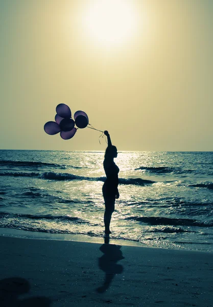 Mooie vrouw met kleurrijke ballonnen buiten — Stockfoto