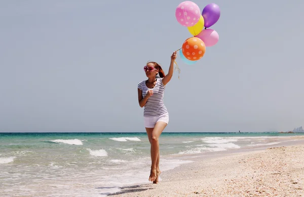 Mooie vrouw met kleurrijke ballonnen — Stockfoto