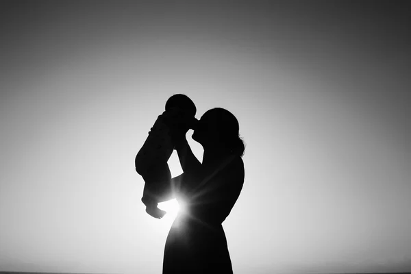 Mère et bébé au coucher du soleil — Photo