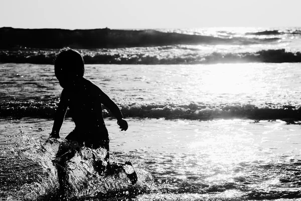 Szczęśliwe dziecko grając na plaży — Zdjęcie stockowe