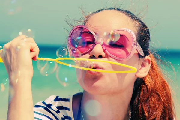 Güzel kız blowing Bubbles — Stok fotoğraf