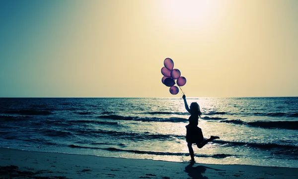 Mooie vrouw met kleurrijke ballonnen buiten — Stockfoto