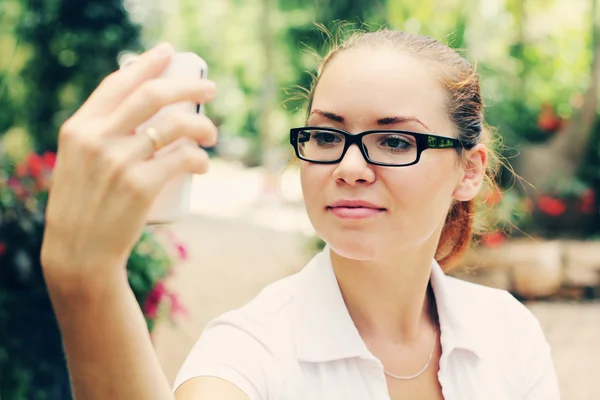 Jeune femme prenant des photos avec un smartphone — Photo