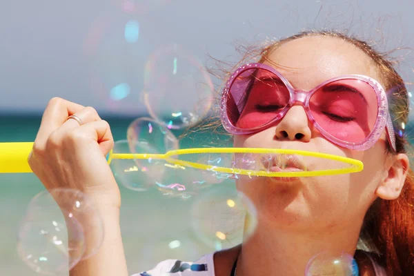 Pretty girl blowing bubbles — Stock Photo, Image