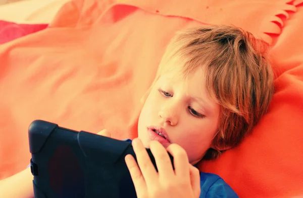 Schattige jongen met laptop — Stockfoto