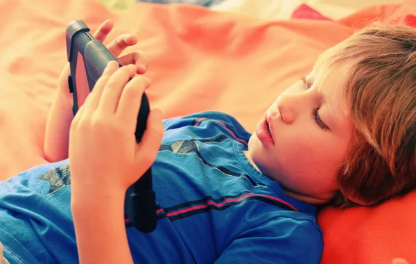 Schattige jongen met laptop — Stockfoto