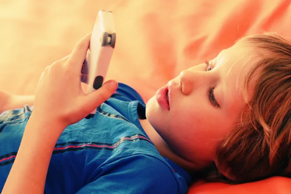 Schattige jongen met mobiele telefoon — Stockfoto