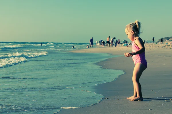 Little girl on beach — Stock Photo, Image