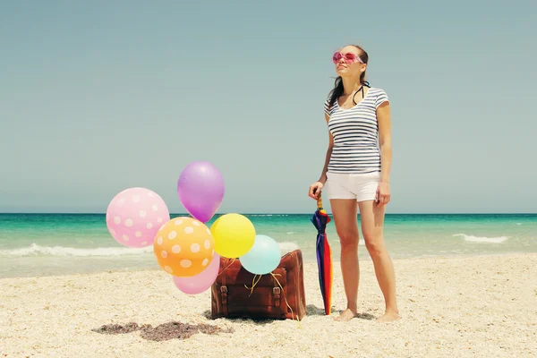 Vrouw met kleurrijke ballonnen op zee — Stockfoto