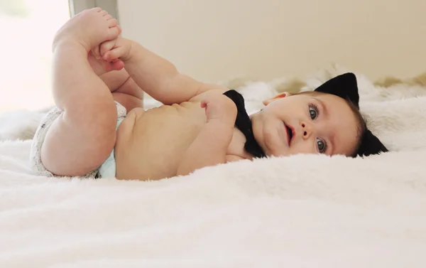 Adorable bebé acostado en el entrenador — Foto de Stock