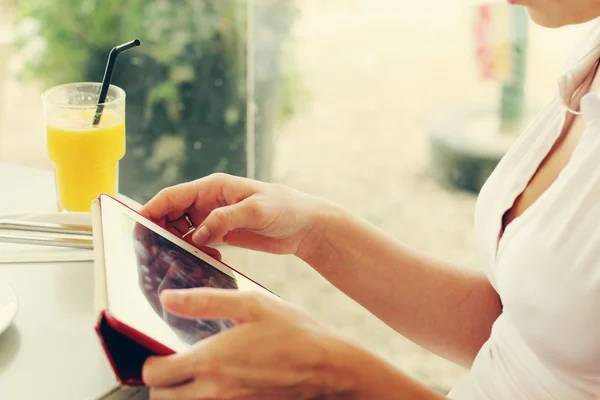 Vrouw met tablet — Stockfoto