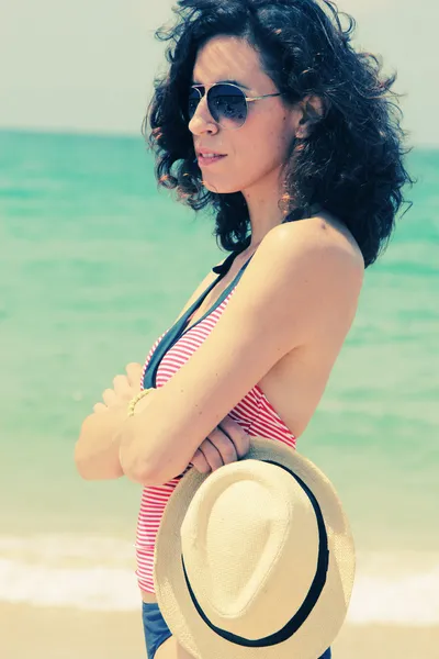 Mooie vrouw op strand — Stockfoto