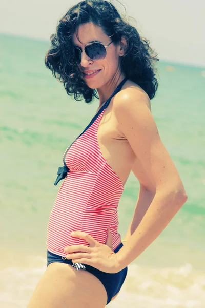 Schöne Frau am Strand — Stockfoto