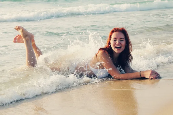 Mulher feliz na praia — Fotografia de Stock